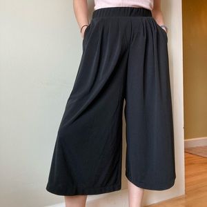 Wide-leg black pants
